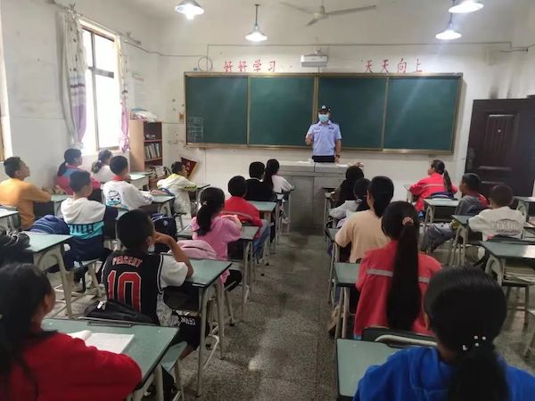 地震后一周：石棉重灾区的两所小学正式复课