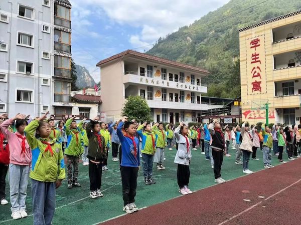 地震后一周：石棉重灾区的两所小学正式复课