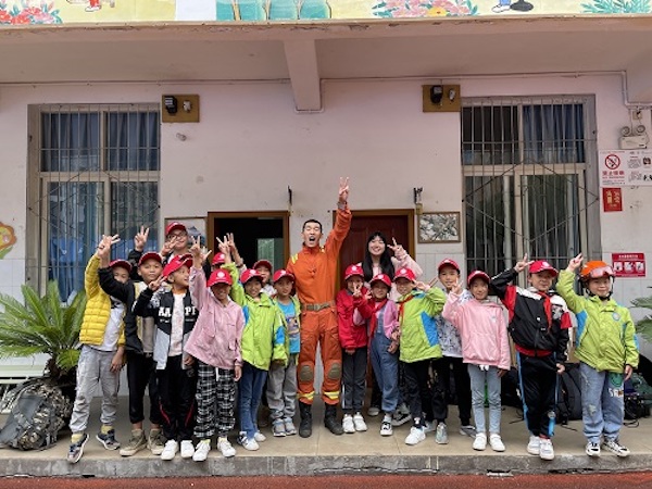 地震后一周：石棉重灾区的两所小学正式复课