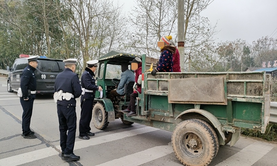 常德桃花源：拖拉机违法载人 交警转运除隐患