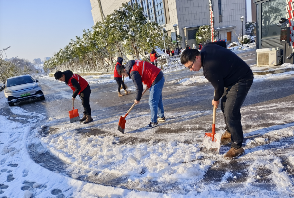 湘潭市健康教育所开展扫雪除冰志愿服务活动