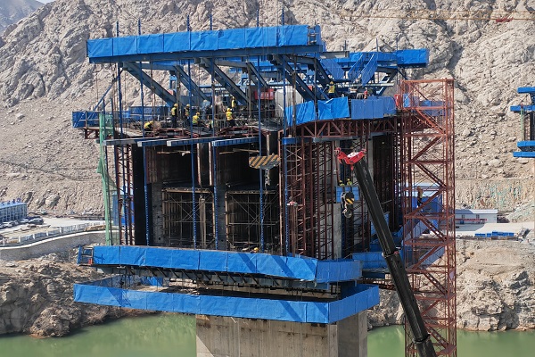 连霍高速兰州清忠段项目全线首个跨黄河挂篮悬浇节段顺利浇筑完成