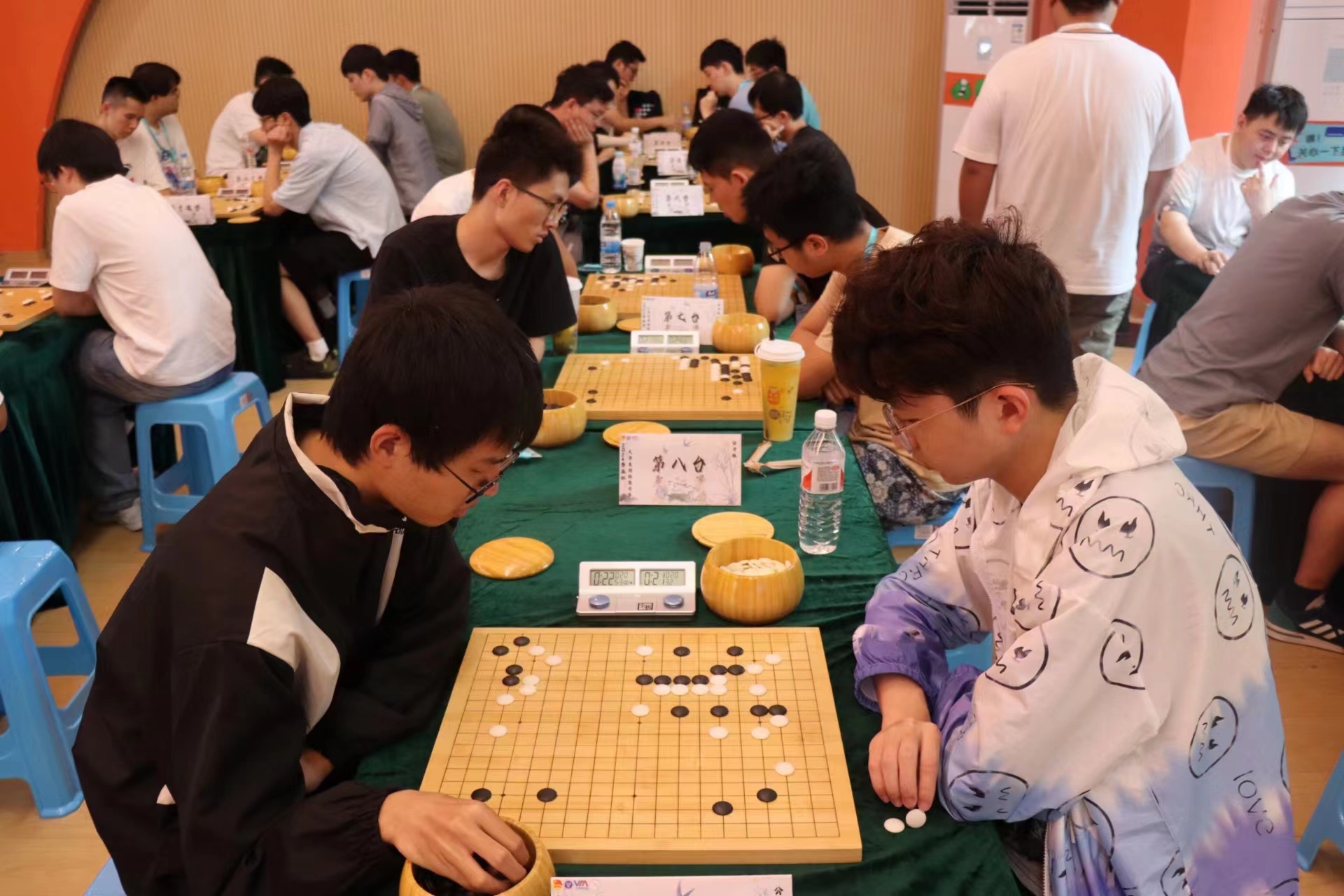 参赛选手们手握黑白棋子，在无声的棋盘战场上激烈角逐。（重庆移通学院供图）
