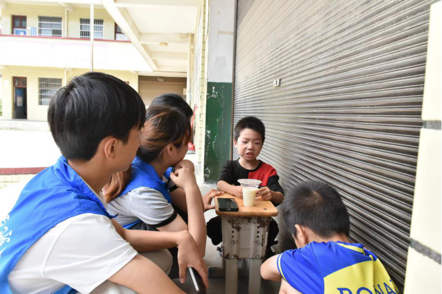 邵阳学院“青春扬壮志，微火照塘红”社会实践团走进湾里村助力乡村教育