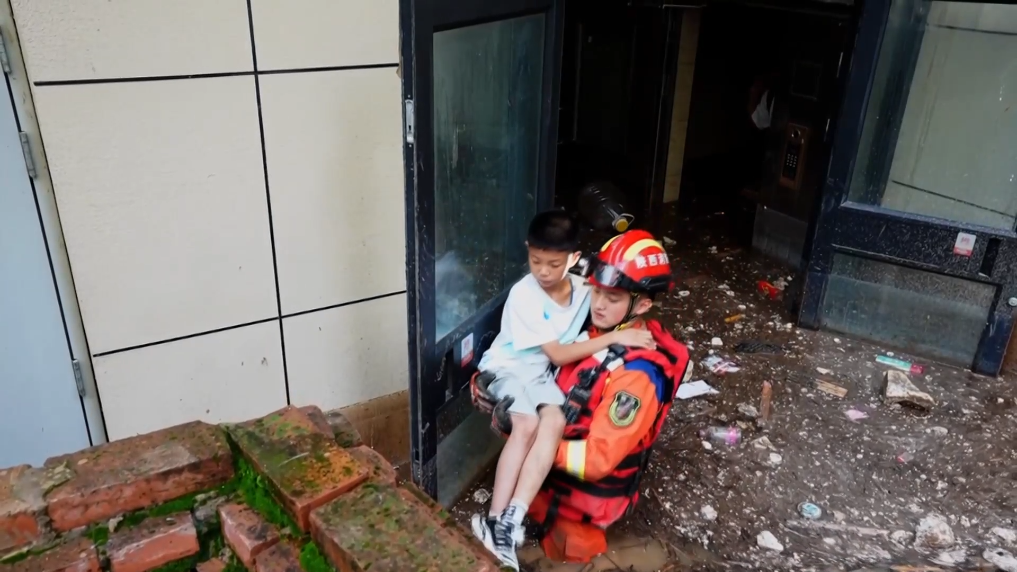 陕西延安志丹县遭受暴雨袭击  多部门紧急抢险