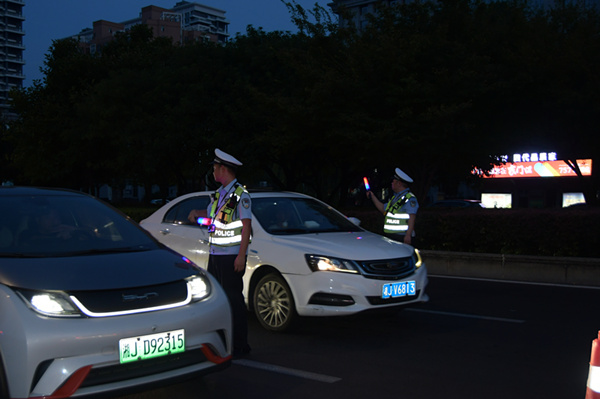 常德公安交警直属四大队：挥汗如雨战酷暑 守护出行保畅安