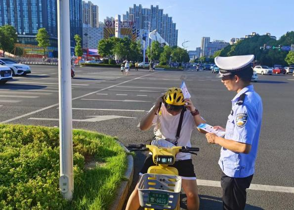 常德公安交警直属四大队：挥汗如雨战酷暑 守护出行保畅安