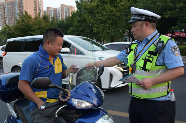 常德公安交警直属四大队：挥汗如雨战酷暑 守护出行保畅安