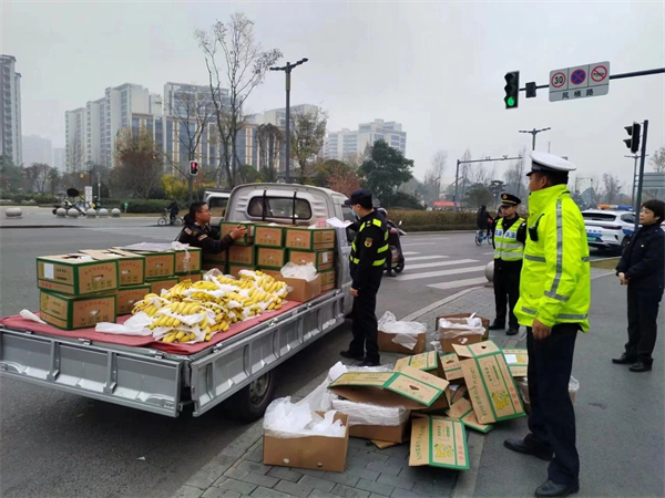 助力游商占道经营整治，邛崃市交运局在行动