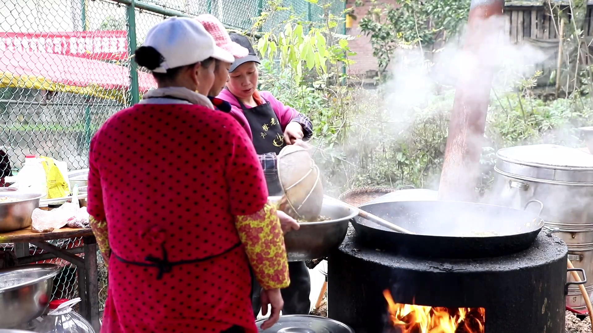 村民烹制美食。拍摄：吴建华.png