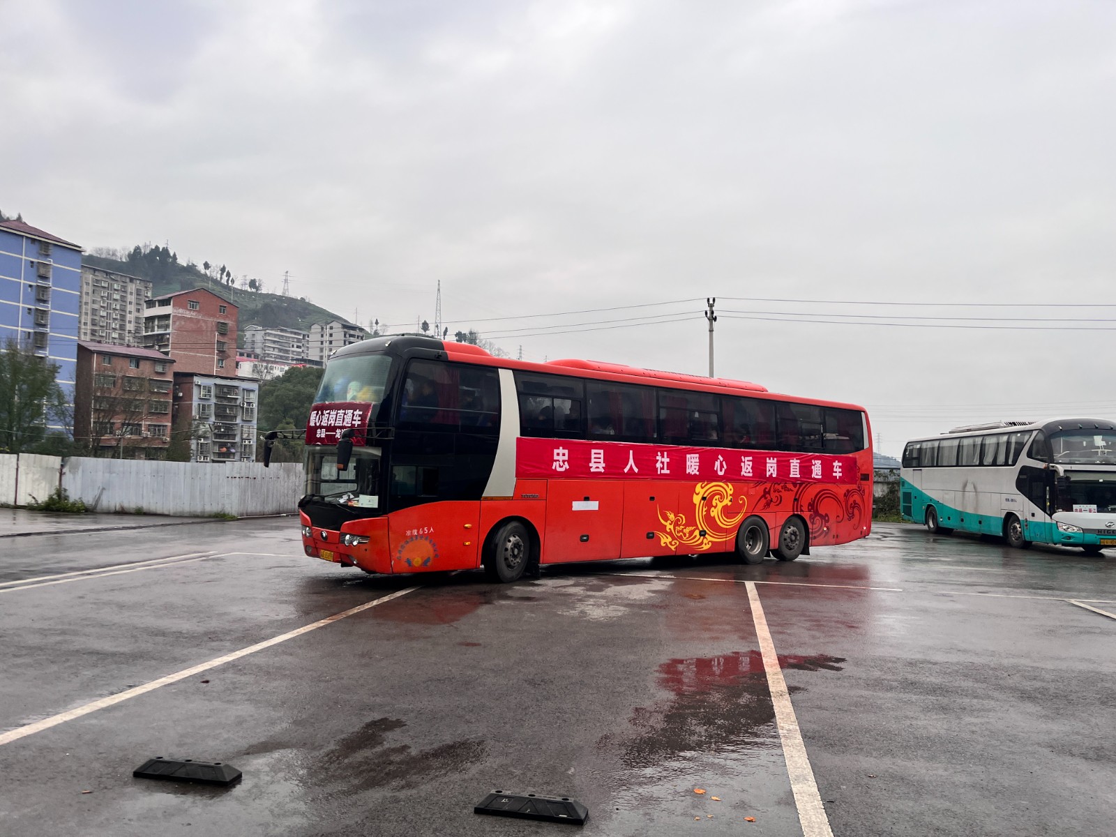 返岗直通车发车。拍摄：吴建华.jpg